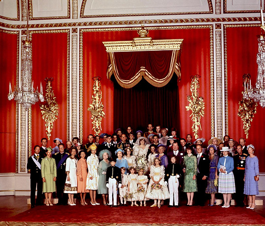 Kompletní královská rodina na oficiálním snímku