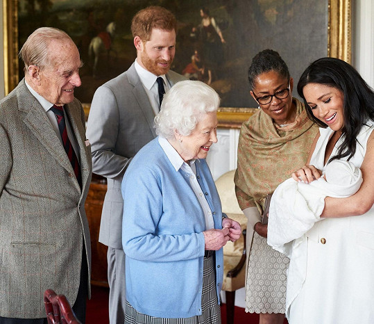 Královna s princem Philipem během setkání se synem Harryho a Meghan Archiem v roce 2019