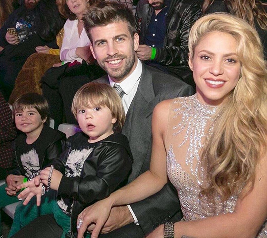 Shakira na archivním snímku s Piquém a jejich syny Milanem a Sashou