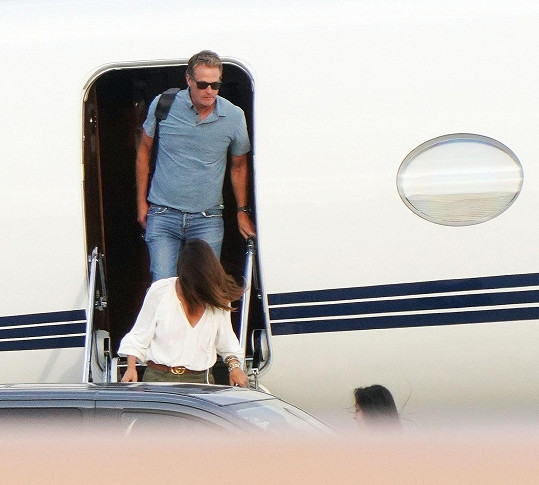 Rande Gerber s manželkou Cindy při výstupu z letadla. 