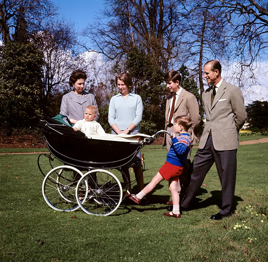 Královna s princem a jejich dětmi Anne, Charlesem, Andrewem a Edwardem. 