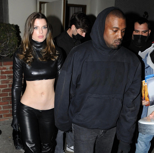 Kanye West toká s novou přítelkyní Julií Fox. 