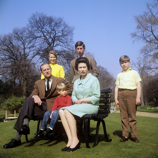 Snímek ze Frogmore Cottage z roku 1969. Královna Alžběta II. s manželem princem Philipem a jejich dětmi královskou princeznou Annou, princem z Walesu Charlesem (král Karel III.), hrabětem z Wessexu Edwardem a vévodou z Yorku Andrewem, jehož chce Karel III. do sídla po Harrym a Meghan přestěhovat. 
