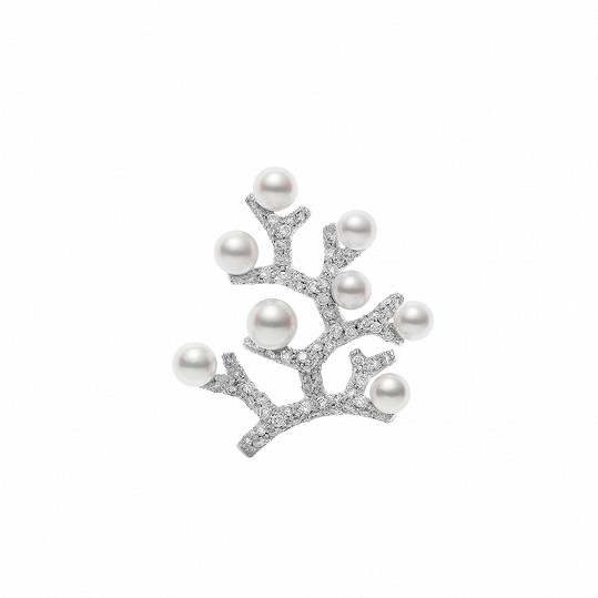 Brož zdobená perlami značky Mikimoto, s exkluzivním zastoupením v rodinném klenotnictví HALADA