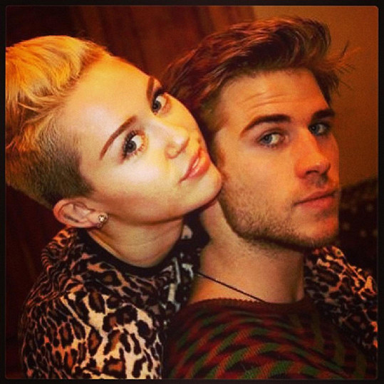 Miley Cyrus se zase v singlu Flowers vrátila k rozpadu manželství s Liamem Hemsworthem. 
