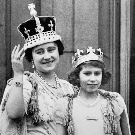 Alžběta s dcerou Alžbětou II., dnešní britskou královnou 