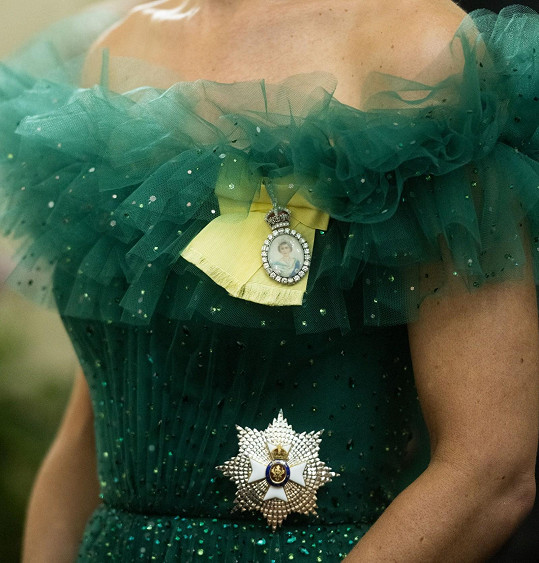 Na boku šatů měla umístěný Královský řád Viktoriin, který dostala od královny k 8. výročí svatby s Williamem v roce 2019.