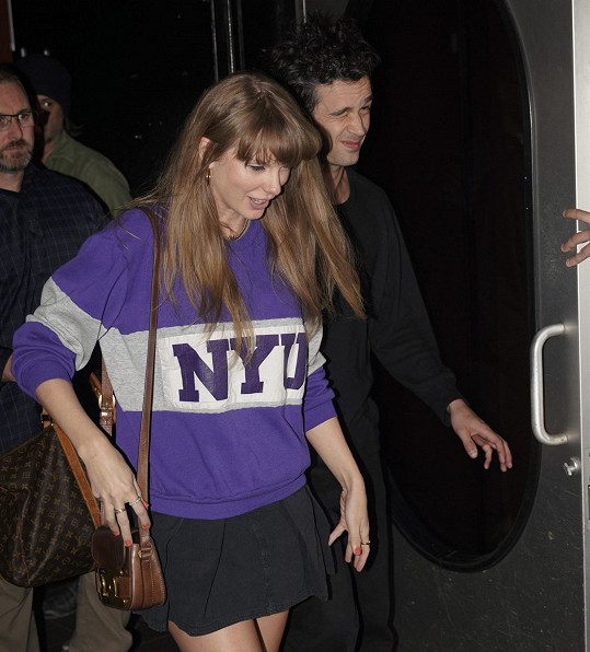 Na pozornost ze strany fotografů a médií si nový partner Taylor Swift teprve zvyká...