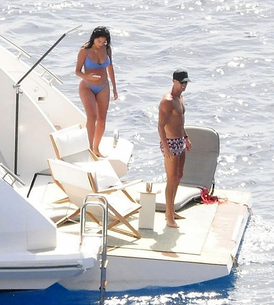 Ronaldo s Georginou na jachtě za 158 miliónů korun.