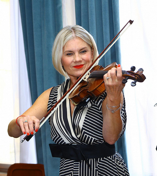 Leona Machálková na křtu alba předvedla hru na housle.