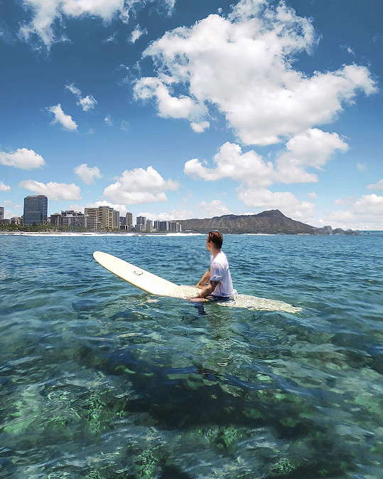 Na Havaji také surfoval.