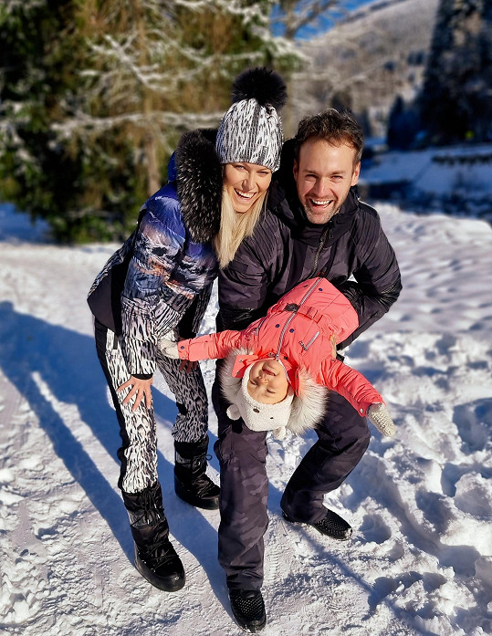 Jakub Kraus s manželkou a dcerou vyrazili na opening zimní sezóny ve Šindlerově Mlýně.