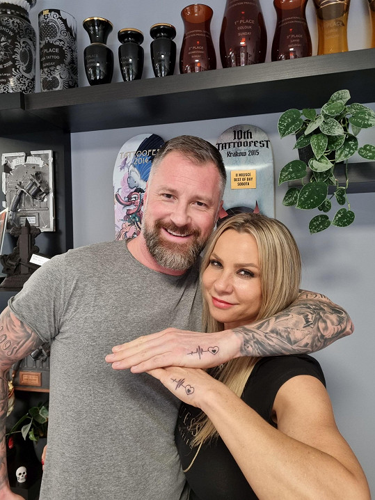 Petr Vágner s Silvie Vlčková se spolu nechali tetovat.