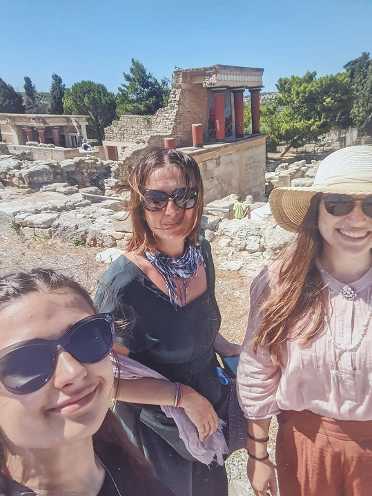 S dcerami Vandou (vlevo) a Klárou během dovolené na Krétě.