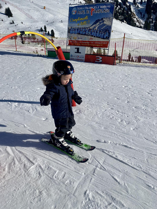 Na lyžích se začal učit i jejich malý syn Ondrášek.