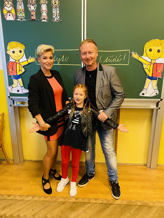 Pavel Březina je na dceru velmi pyšný. Je v první třídě a baví ji hudba, sport, matematika i jazyky.