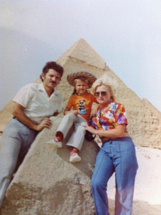 Dana s tatínkem a maminkou na společné dovolené v jejích čtyřech letech.