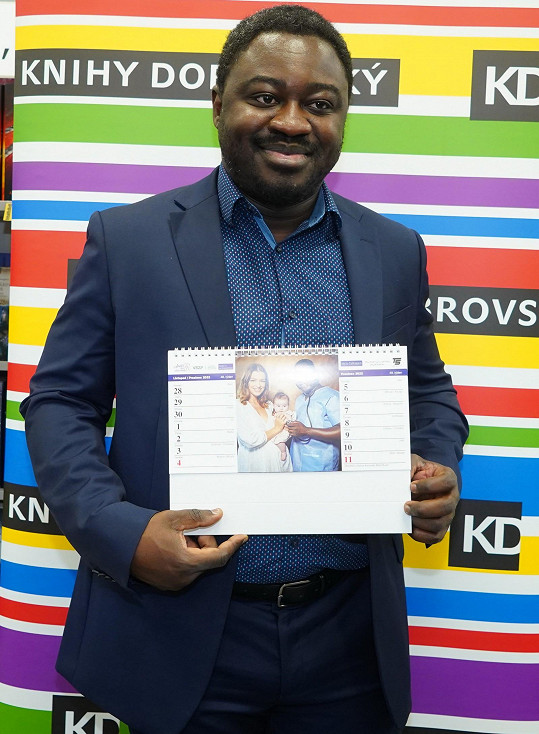Patrice Awonseba Baba-Musah získal ocenění Anděl mezi zdravotníky. Objevil se i v kalendáři soutěže.