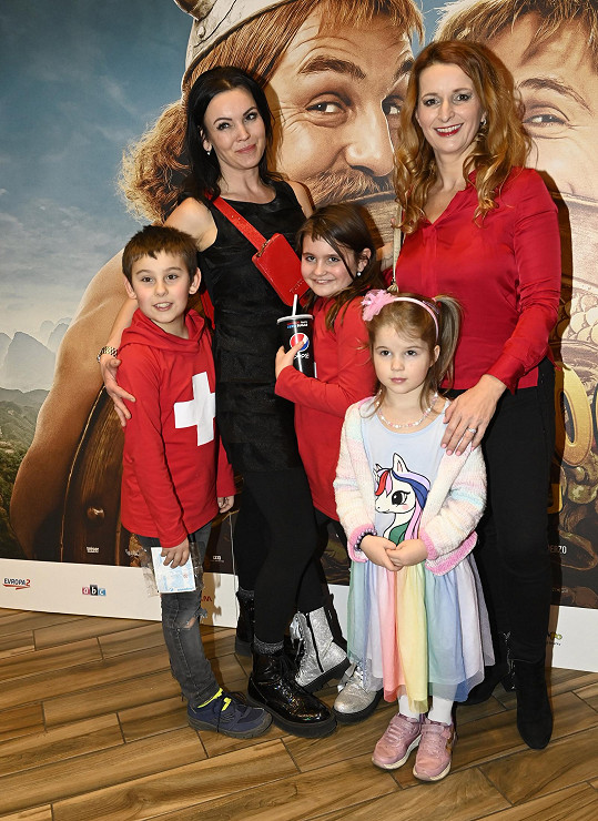 Daniela Révai s Markétou Muzikářovou a jejich dětmi