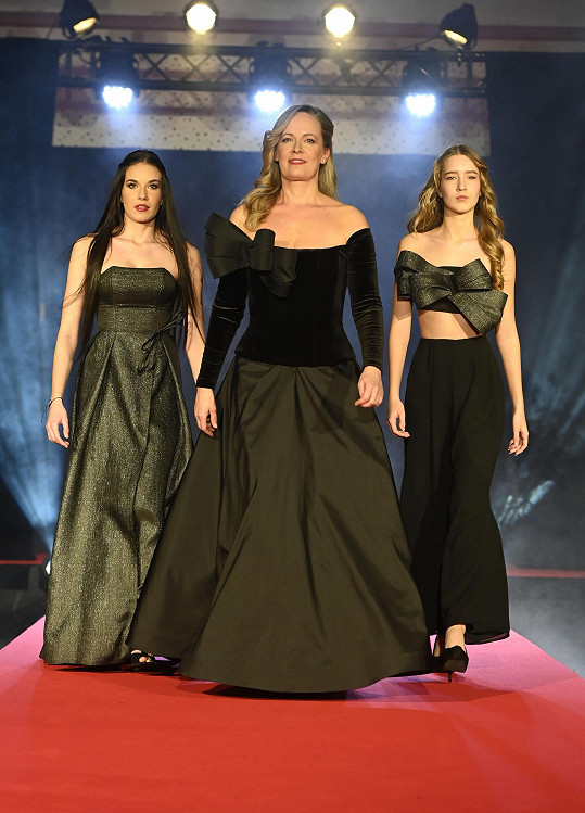 Alena Antalová s dcerami Alenou a Elenou předváděly modely návrháře Miroslava Michala Knota.