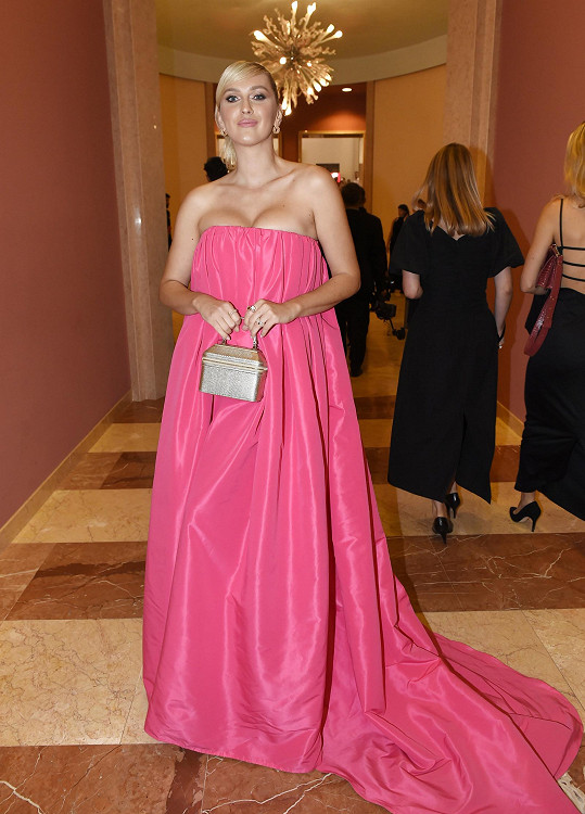Zora Hejdová oblékla na světové finále Schwarzkopf Elite Model Look velice objemné šaty.