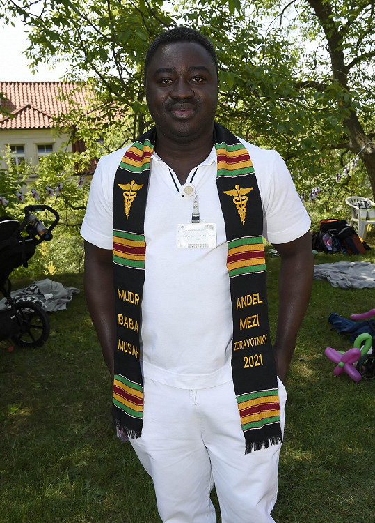 Porodník Patrice Awonseba Baba Musah je loňský vítěz soutěže Anděl mezi zdravotníky.