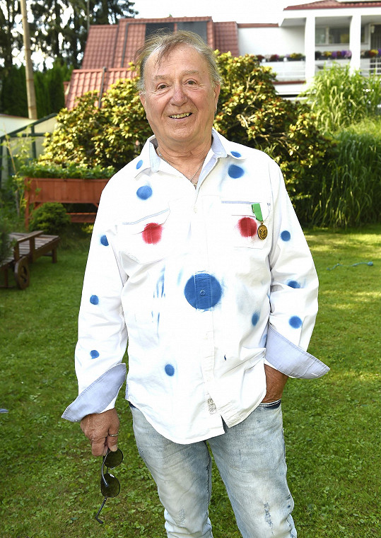 Petr Janda si na puntíkatou garden párty sám ozdobil košili.