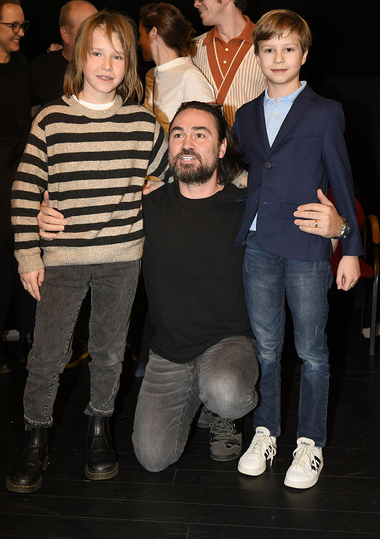 Režisér Biser Arichtev s chlapci, kolem jejichž výměny se seriál točí.