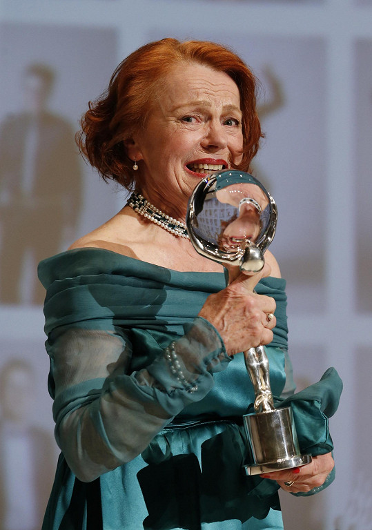 V roce 2015 převzala na Mezinárodním filmovém festivalu v Karlových Varech cenu za mimořádný přínos českému filmu.