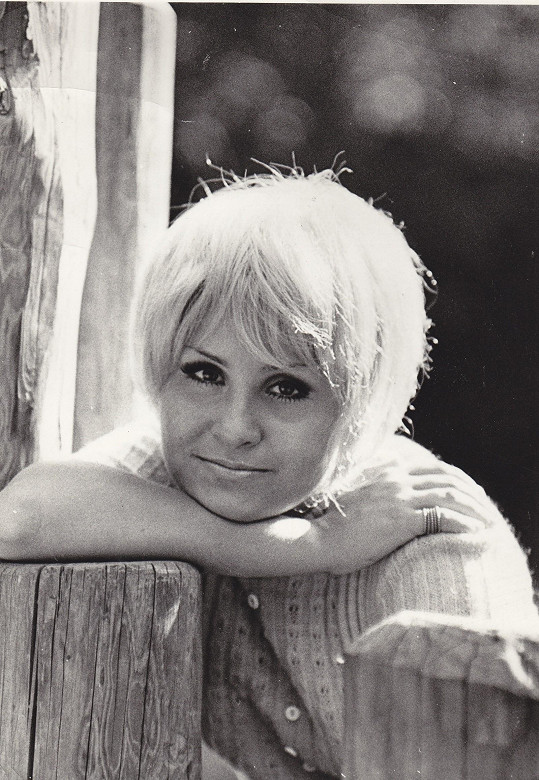 Jitka Zelenková jako blondýna v paruce. Psal se rok 1971.