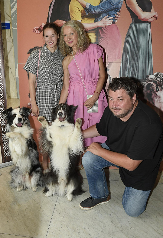 Irena Obermannová s dcerou Berenikou, režisérem Robertem Sedláčkem a hlavními psími hrdiny filmu Řekni to psem.