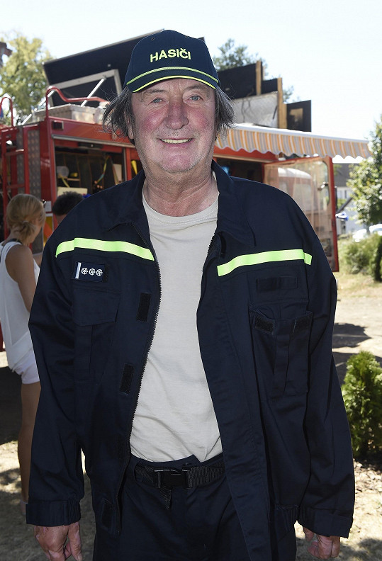 Bolek hraje šéfa dobrovolných hasičů v seriálu Hasičárna Telecí.