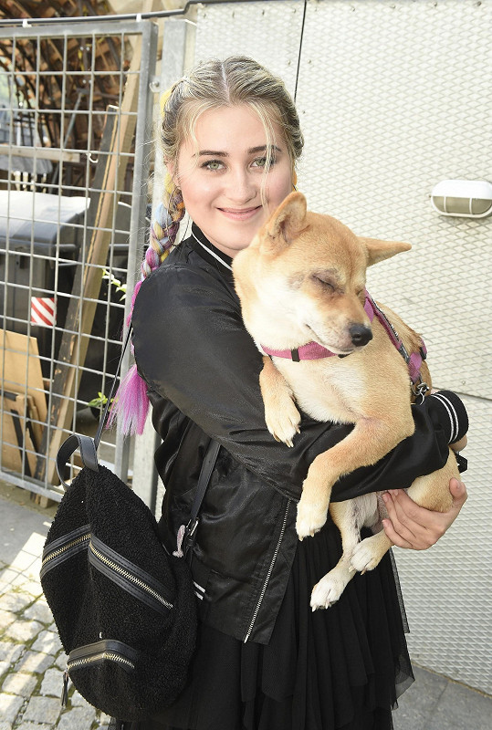 Se svou fenkou Amy se pustila do projektu Gump – Pes, který naučil lidi žít. Ten si vzal za cíl pomoc opuštěným a ohroženým psům.