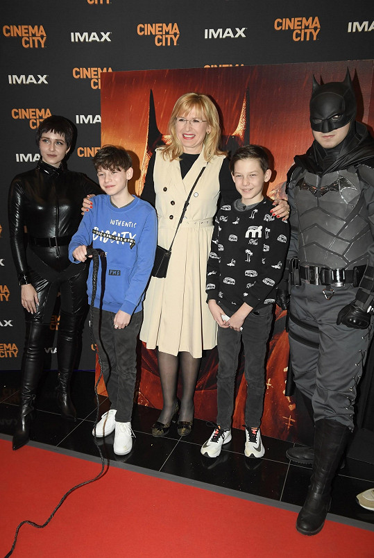 Na chvíli chtěla zapomenout na smutné zprávy. Moderátorka vzala rodinu na premiéru Batmana. 