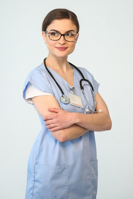 Eva Josefíková coby lékařka Lucie v seriálu Modrý kód