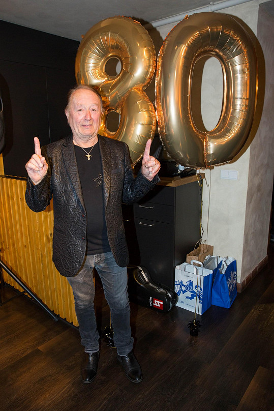 Rocker si v sedmdesáti naplánoval, že další narozeniny oslaví, až mu bude sto. Pod vlivem bouřlivých událostí posledních let je rád, že se dožil 80.