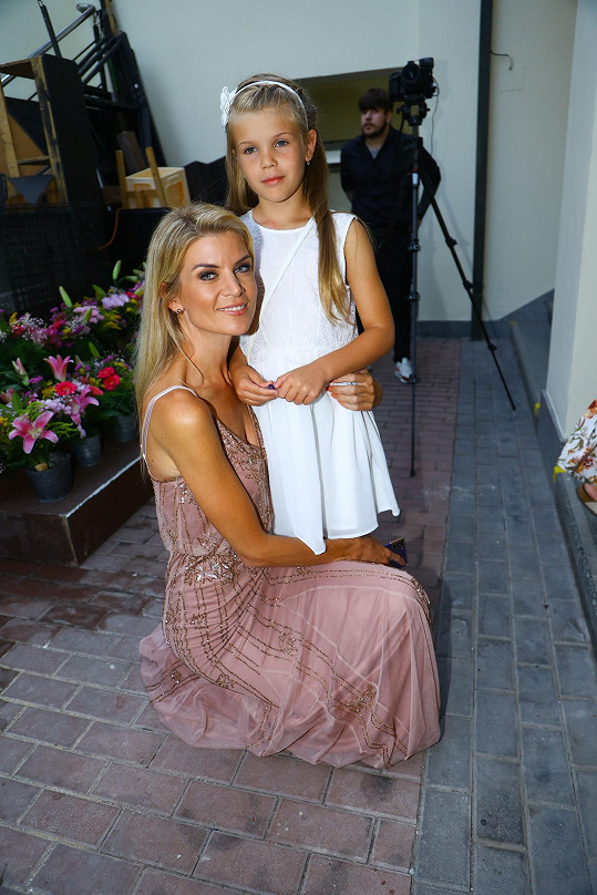 Iveta Vítová s dcerou Anetkou dorazila do poroty soutěže Dívka roku.