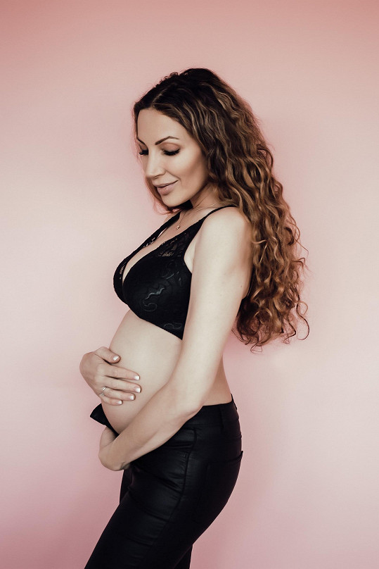 Olga Lounová se pochlubila těhotenskými snímky. 