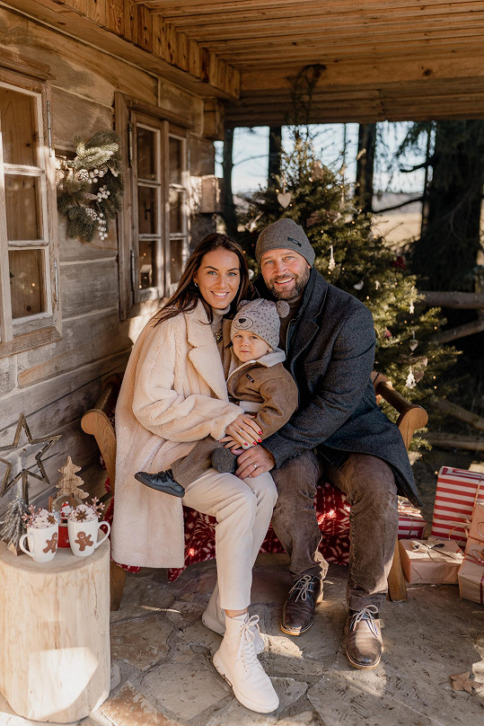 Lucie Šlégrová se s manželem a synem pustila do vánočního focení.
