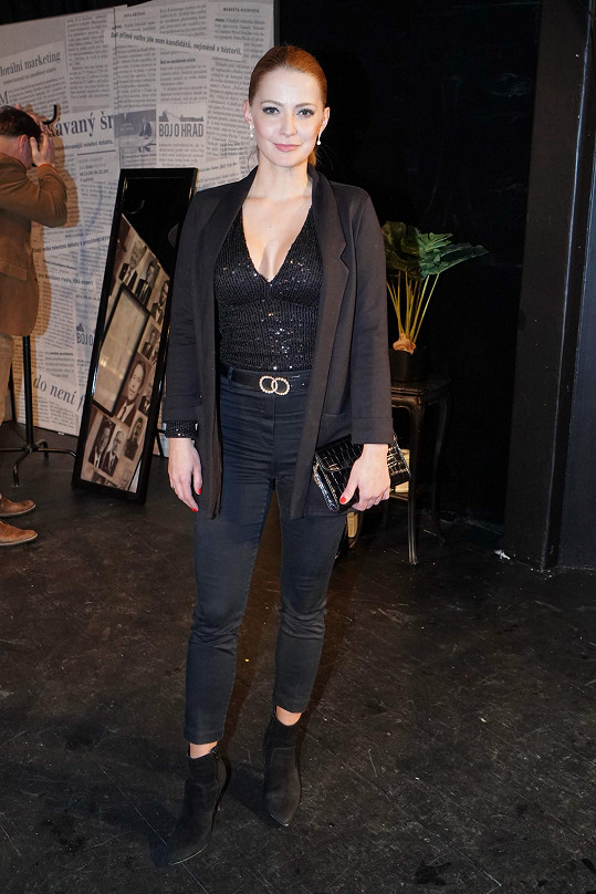 Po představení oblékla sexy top s výstřihem, sako a černé džíny.