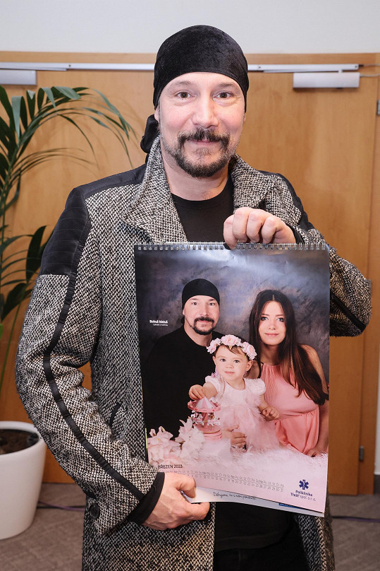 S manželkou a dcerkou fotil do charitativního kalendáře.
