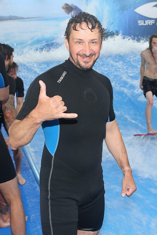 Křížek si během tiskovky nové reality show Cool Wave vyzkoušel surfování.