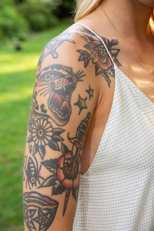 Autorem většiny tetování je její partner.