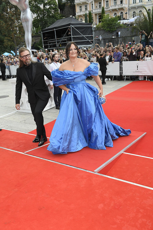 Jitka Čvančarová s manželem Petrem Čadkem. Její opulentní šaty předloni vzbudily ve Varech největší rozruch.