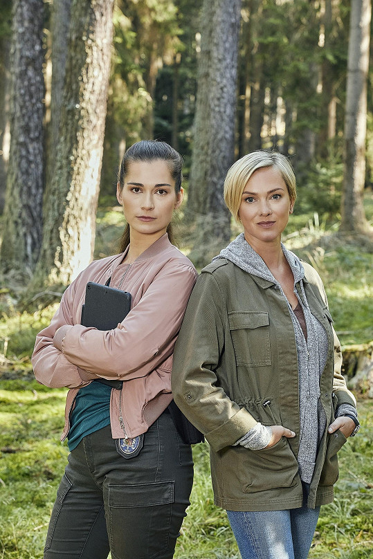 Monika Hilmerová a Simona Hába Zmrzlá si zahrají kriminalistky v seriálu Odznak Vysočina.
