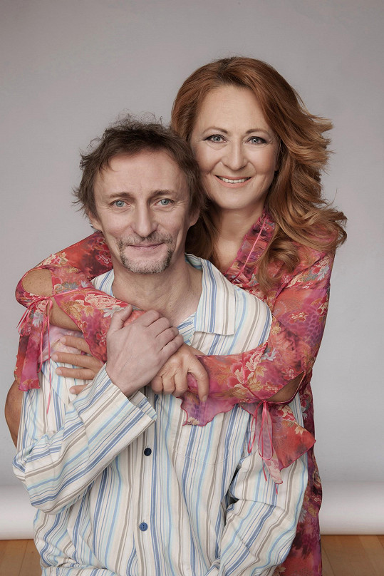 Simona Stašová a Kamil Halbich jsou hvězdami nové divadelní komedie, která bude mít premiéru už druhého června. 