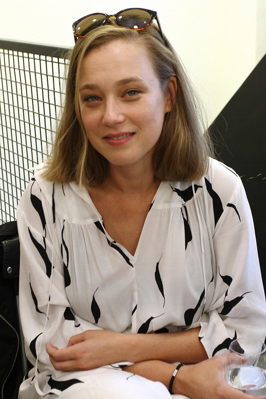 Maminkou Šimona Samuela je herečka Kristýna Boková.