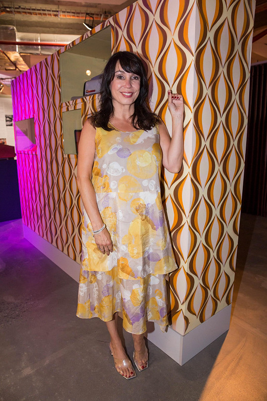 Nela Boudová oblékla na výstavu šaty v pastelových barvách.