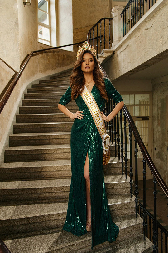 Karolína je úřadující vítězkou světové soutěže Miss Global. 