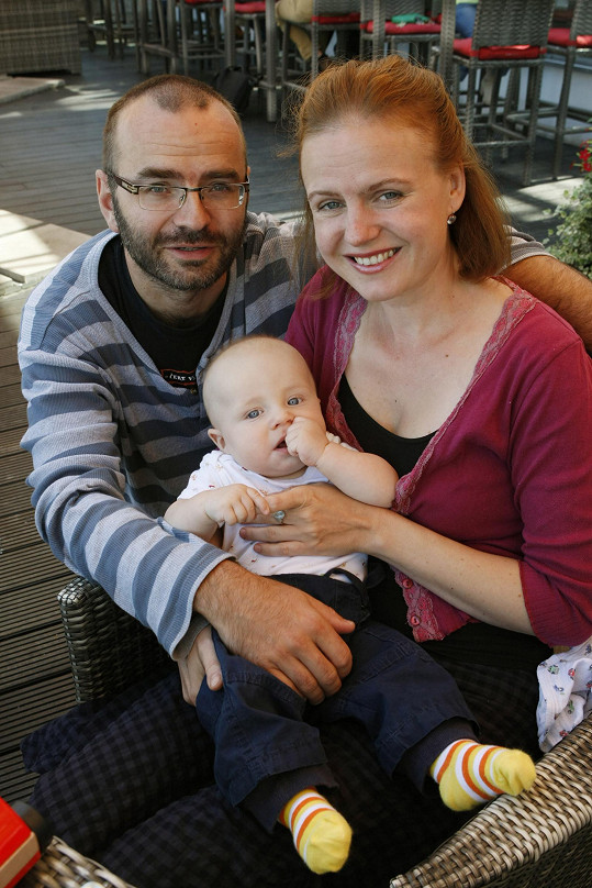 A takovéhle byl miminko v roce 2013, s tatínkem Tomášem Hostičkou a maminkou.